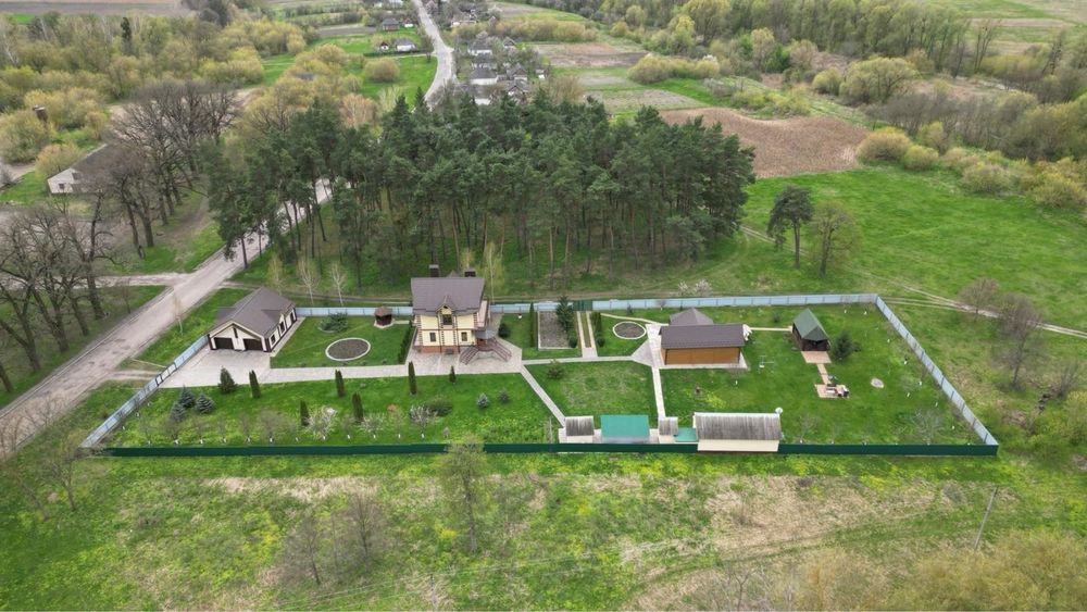 Заміський будинок з ділянкою