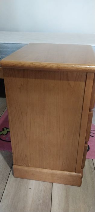 Cama de solteiro com criado mundo
