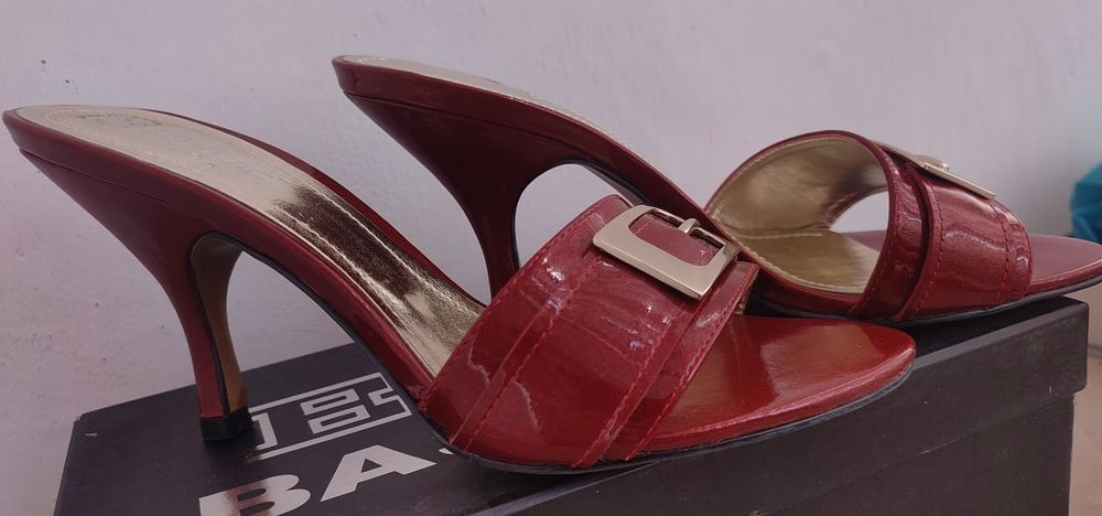 Шкіряні нові 36 р