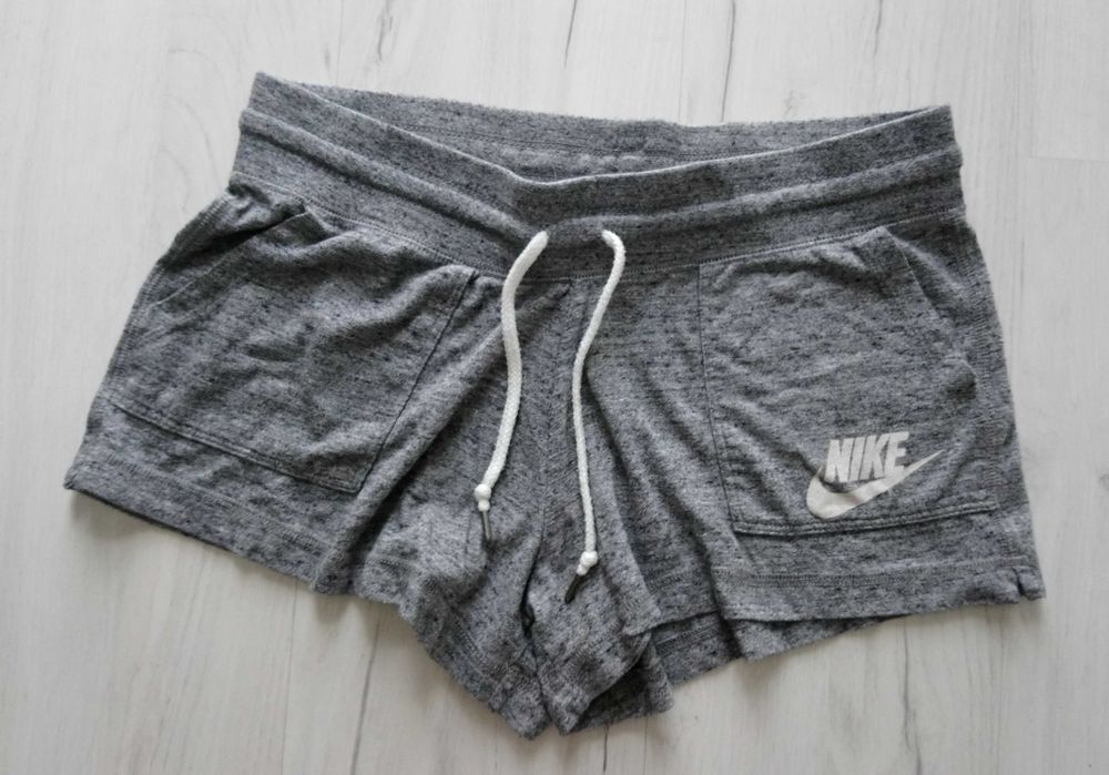 Piękne damskie krótkie spodnie szorty NIKE rozmiar L