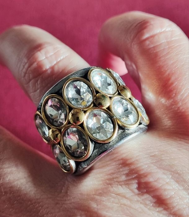 Anel bicolor, em aço, com 10 pontos de luz ovais.  T20