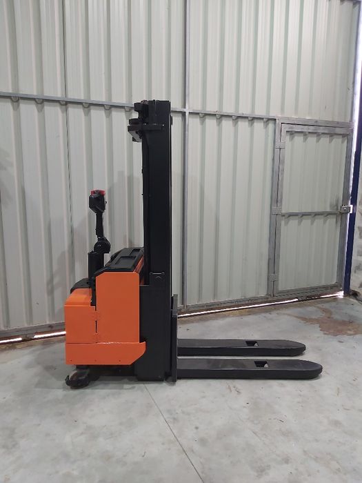 Porta-Paletes Elétrico TOYOTA Tipo "Stacker"