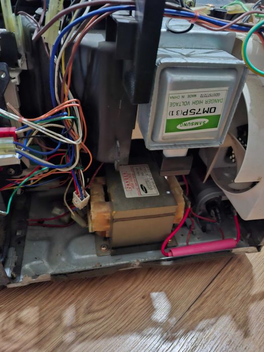 Микроволновая печь Samsung C105AFR Не греет.