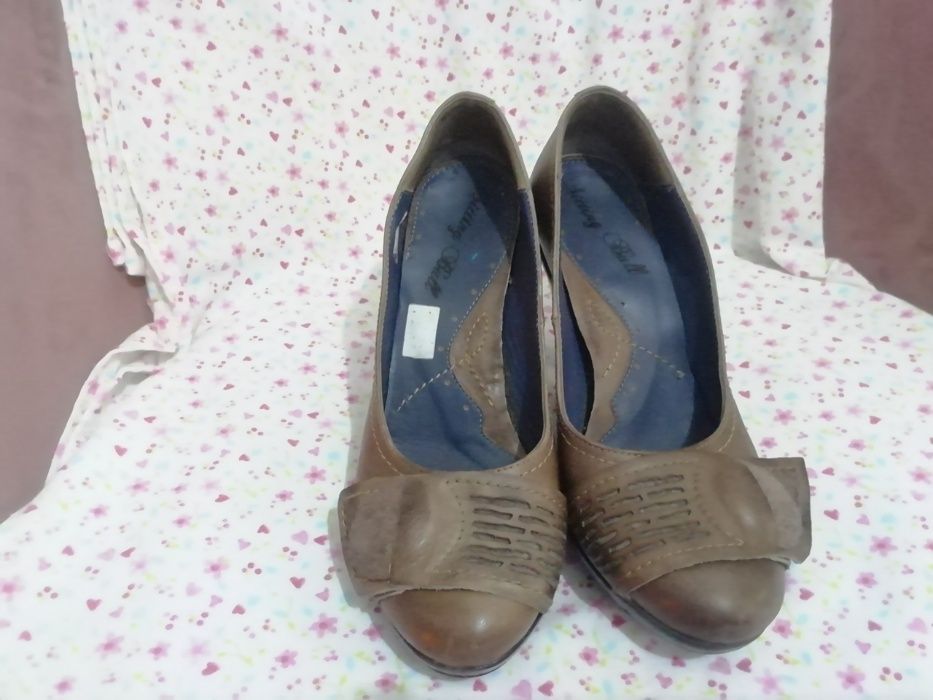 Sapatos Castanhos de salto médio