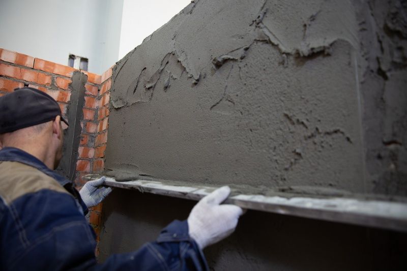 Штукатурка и шпатлёвка стен.Стяжка пола.