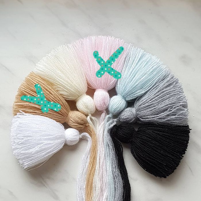 Wiklinowy wiszacy koszyczek pojedynczy pompony handmade