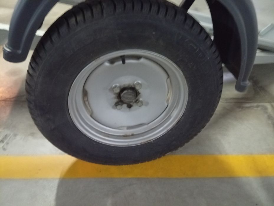 Atrelado uma moto, de qualidade , jante 13 pneus novos.