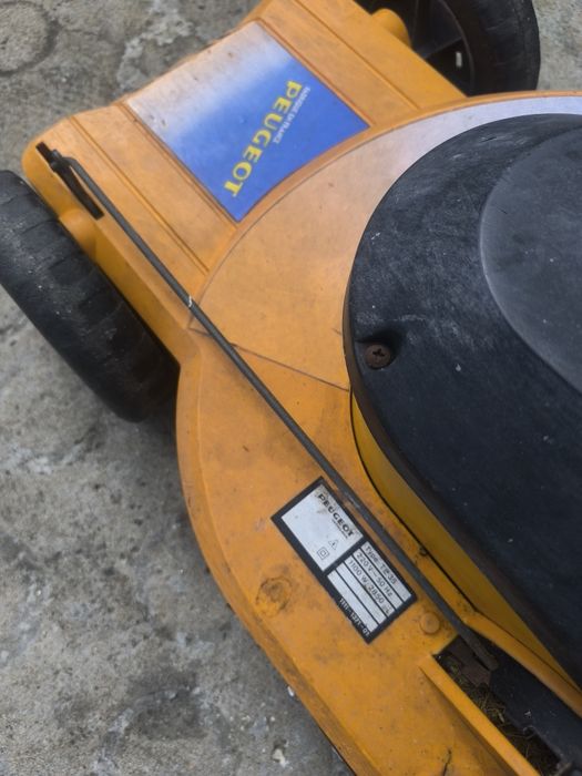 Máquina de cortar relva
