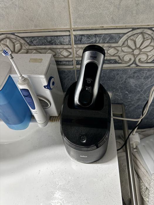 Máquina de Barbear Braun com Docking Station de carregamento e limpeza