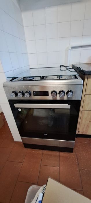 Fogão a gás e forno elétrico incorporado