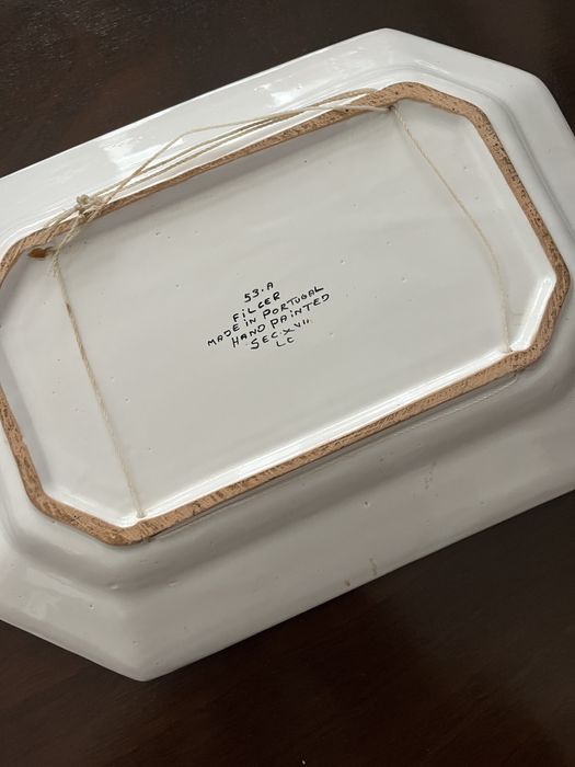 Prato decorativo em faiança portuguesa pintado à mão