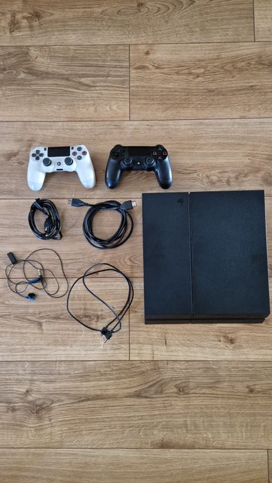 PlayStation 4 1T + 2 pady + GRATIS kabel HDMI