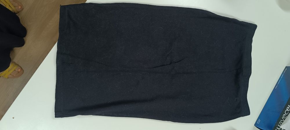 Saia preta justa, pelo joelho, de algodão. Tamanho 34. Usada