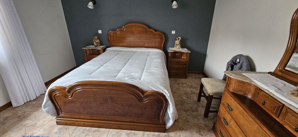 Conjunto Quarto - Cama, mesas cabeceira e cómoda