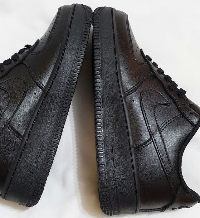 Klasyczne sneakersy sportowe, czarne, niskie, uniwersalne.