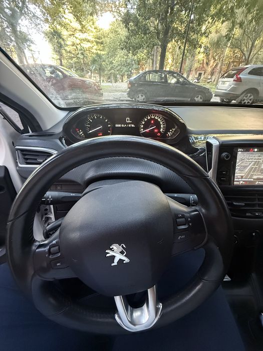 Peugeot 208 Signature 1.2cc 2019