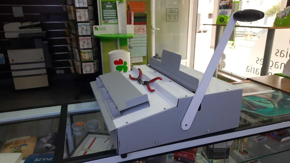 Encadernadora de espiral metálica