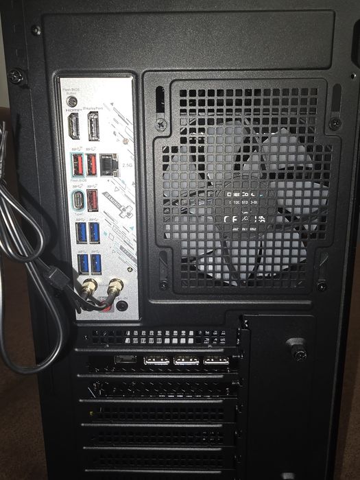 Komputer PC AMD Ryzen 7 7800X3D / 32 GB DDR5 / 1 TB / RTX 5070ti 16 GB