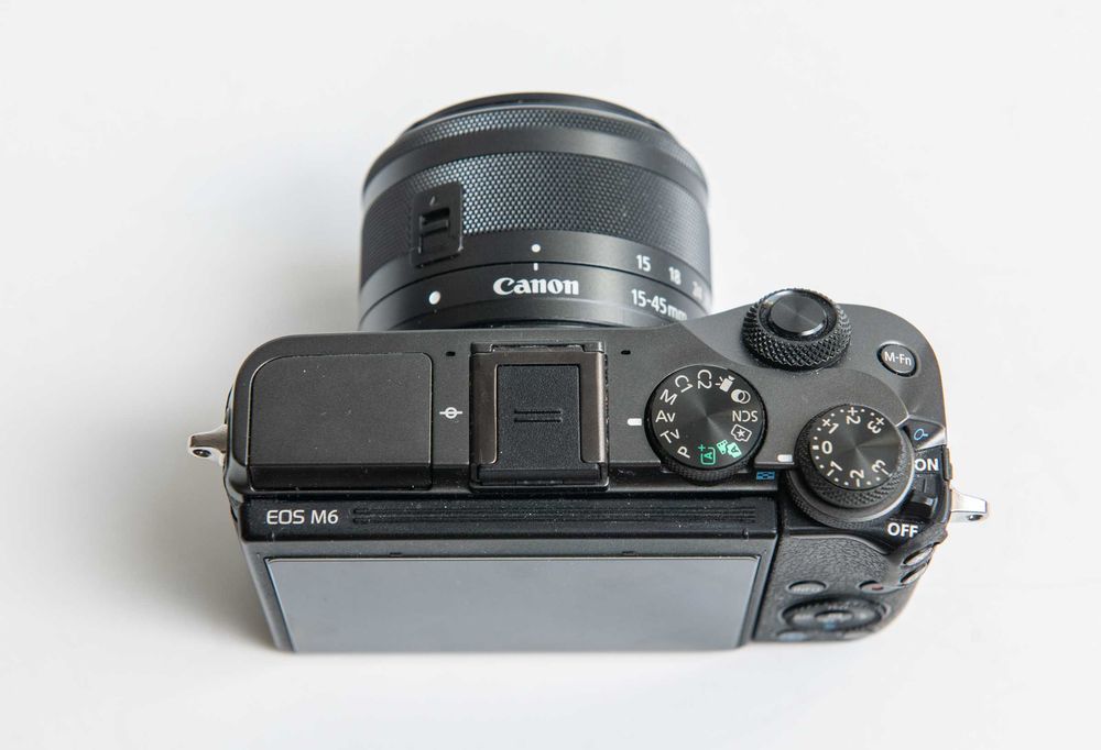 Canon EOS M6 - Matryca APS-C 24Mpx  + obiektyw 15-45 AF IS STM