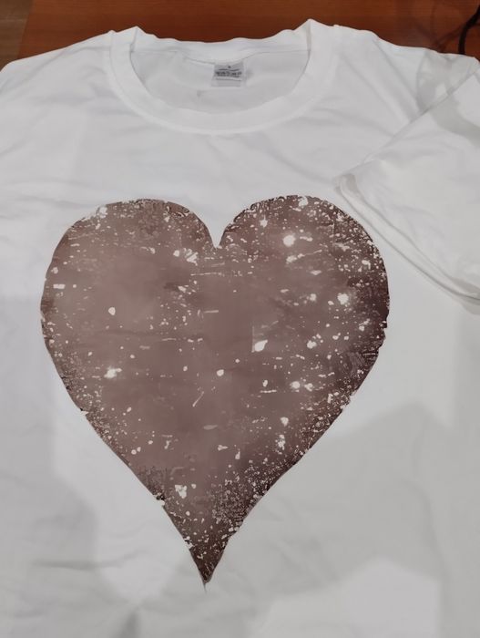 T-shirt branca com coração. Tamanho M . Por estrear.