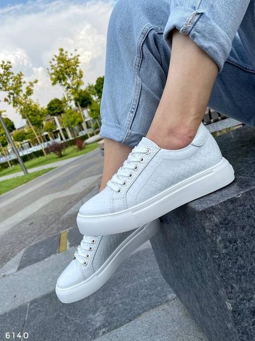 Базові шкіряні білі кеди