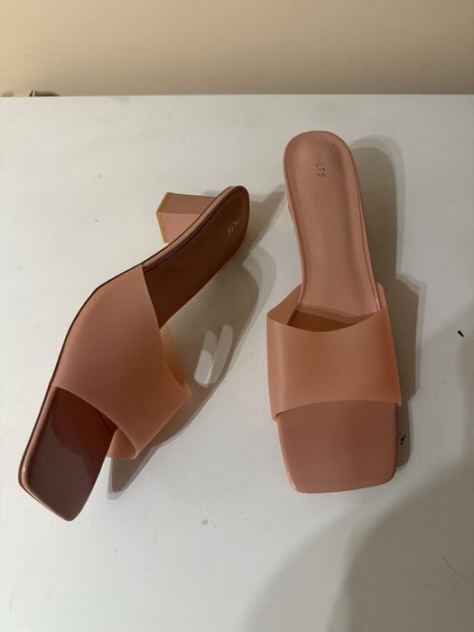 Bezowe klapki w duzym rozmiarze