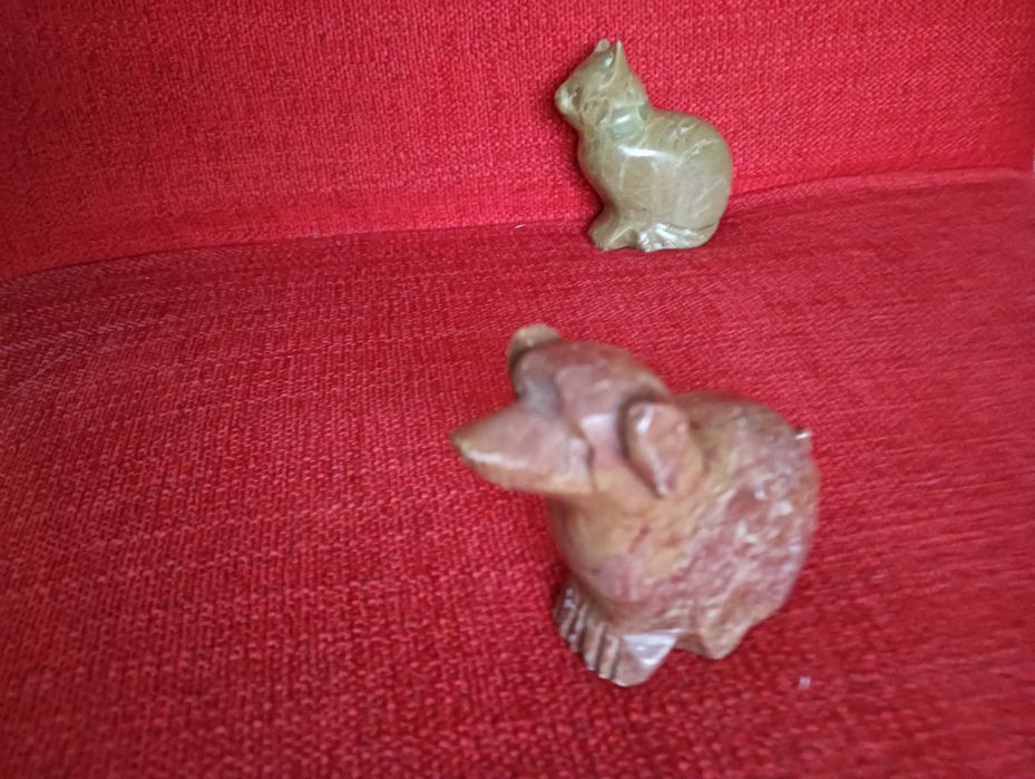 Conjunto cão + gato esculpidos em pedra mármore 7x6cm