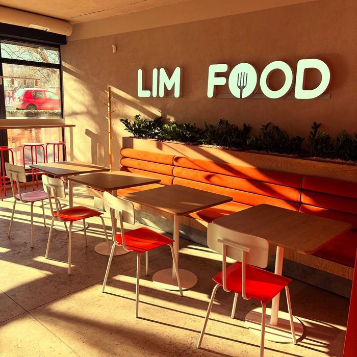 Столи, стільці, барні стійки, вітрини для кафе, ресторанів .