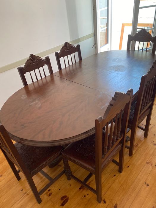 Mesa com conjunto de cadeiras