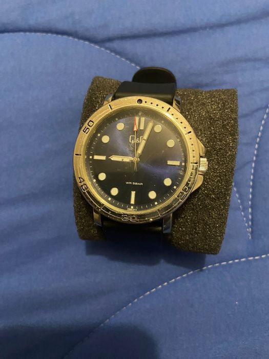 Relógio homem marca QQ com pelicula gel e pulseira preta