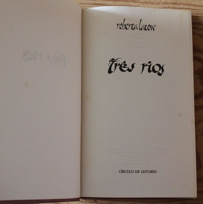 Livro "Três Rios", de Roberta Latow