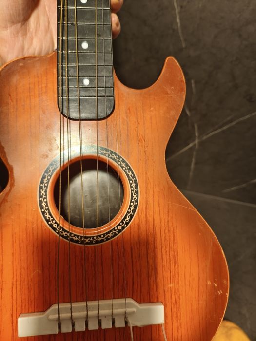Plastikowa mała gitara