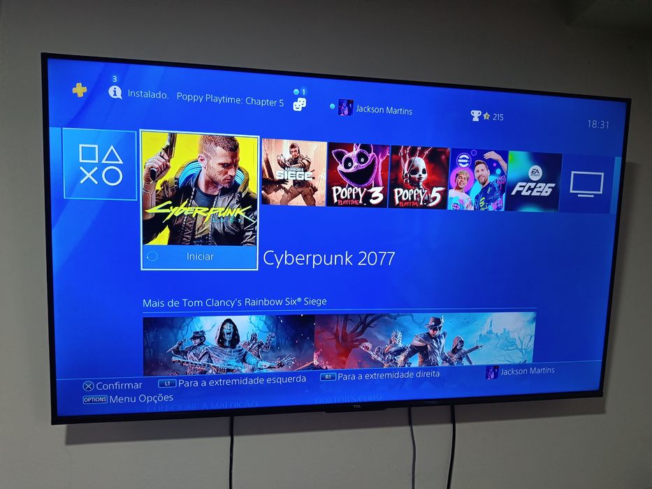 PS4 Slim com dois comandos