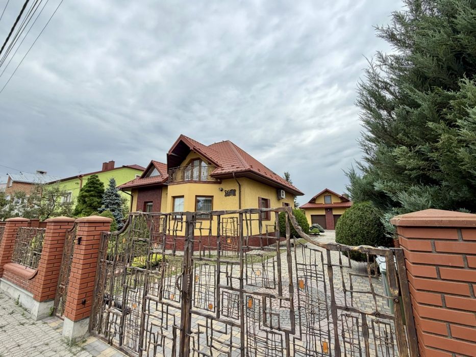 Продаж приватного будинку з басейном у Жовкві • 10 сот землі