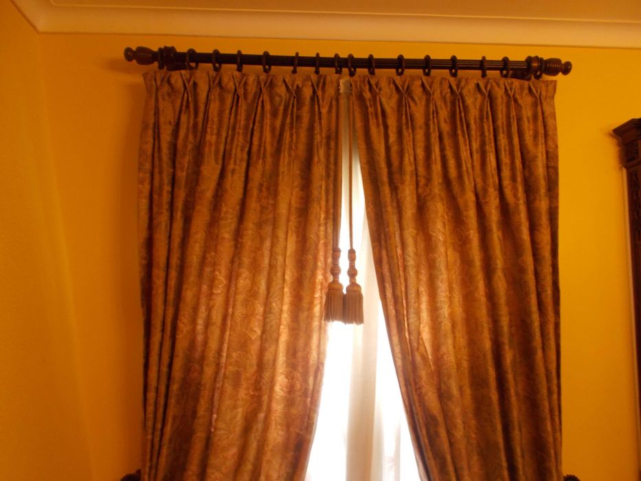 Cortinado com varão em madeira e reposteiros
