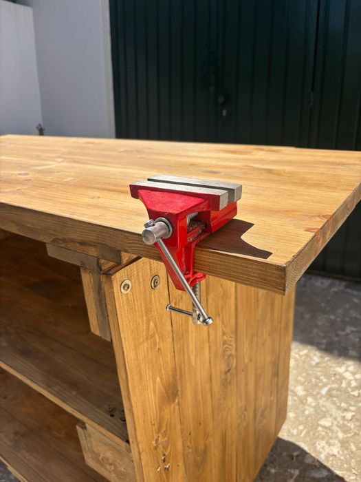 Mesa de trabalho em madeira