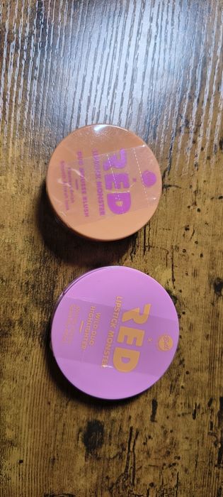 Bell Red Lipstick Monster. Róż oraz rozswietlacz