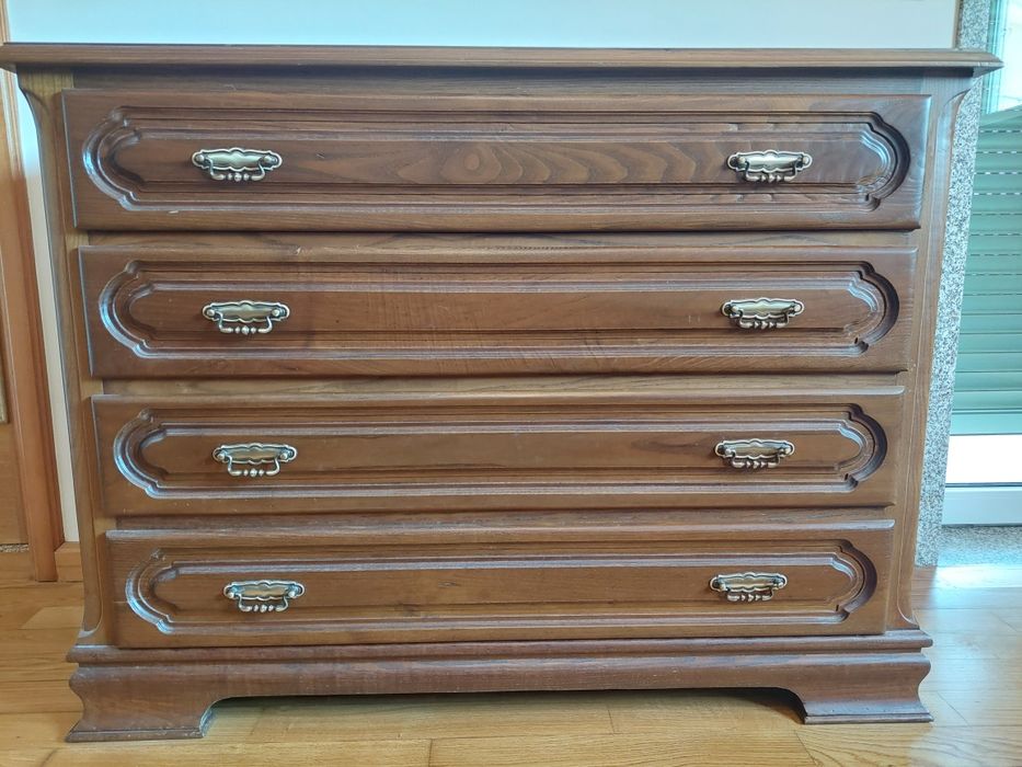 Cama de casal + duas mesinhas de cabeceira + cómoda + espelho