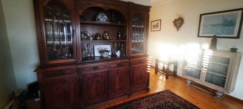 Cristaleira em mogno