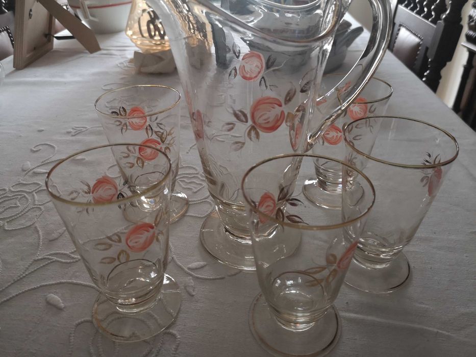 Jarro e copos de refresco