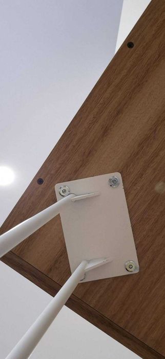 Secretária de madeira e metal da marca Maison du Monde.