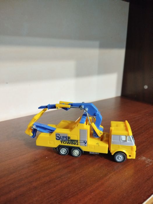 Іграшкова модель евакуатора серії Super Towing. В гарному стані.
