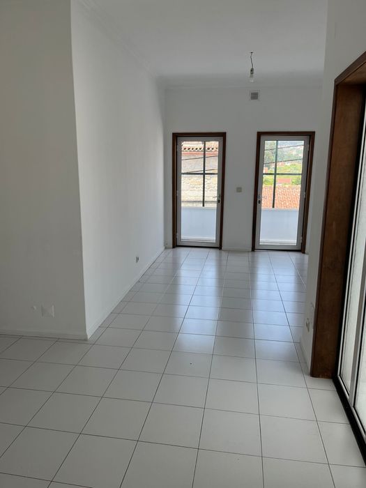 Apartamento T2, sito no lugar das Neves, Vila de Punhe