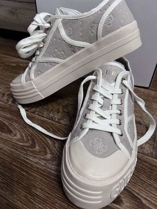 Кеди жіночі Guess розмір 8, 38,5-39