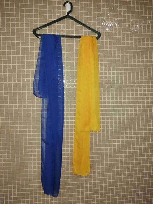 Vários lenços e echarpes
