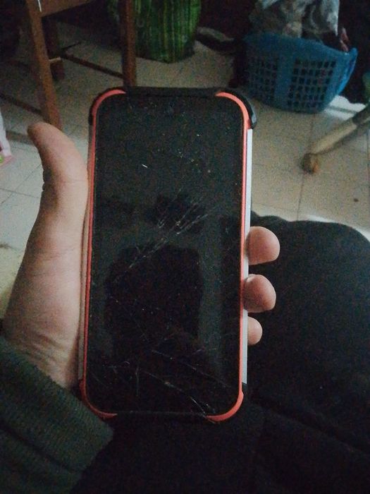 Vendo telefone para quem quiser arranjar ou para pesas