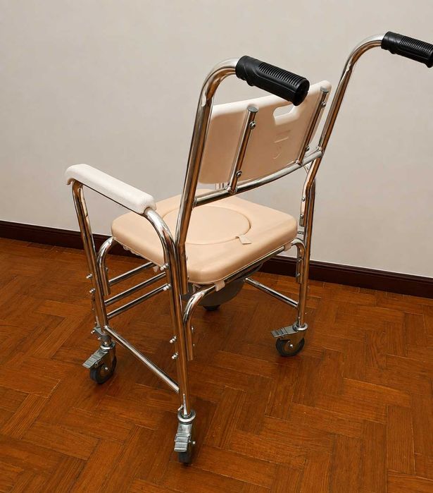 Cadeira de Banho e Sanitária com Rodas