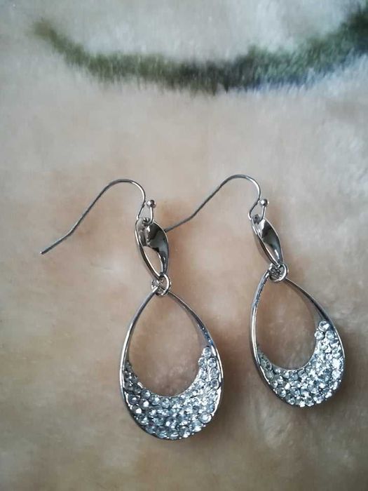 Par de Brincos Prateados com Pedrinhas Brilhantes