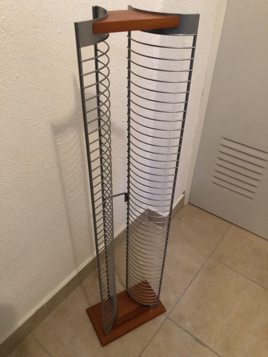 Porta DVD’s (capacidade = 44 DVD’s)