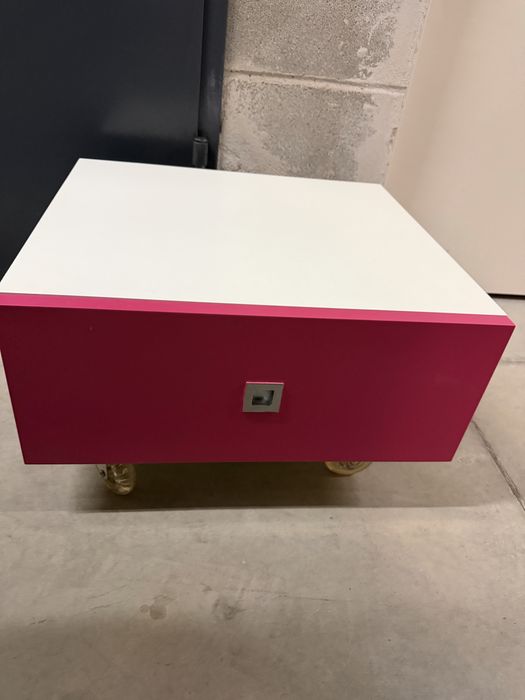 Mesa de Cabeceira Antarte – Design Moderno, Branco e Rosa, com Gaveta